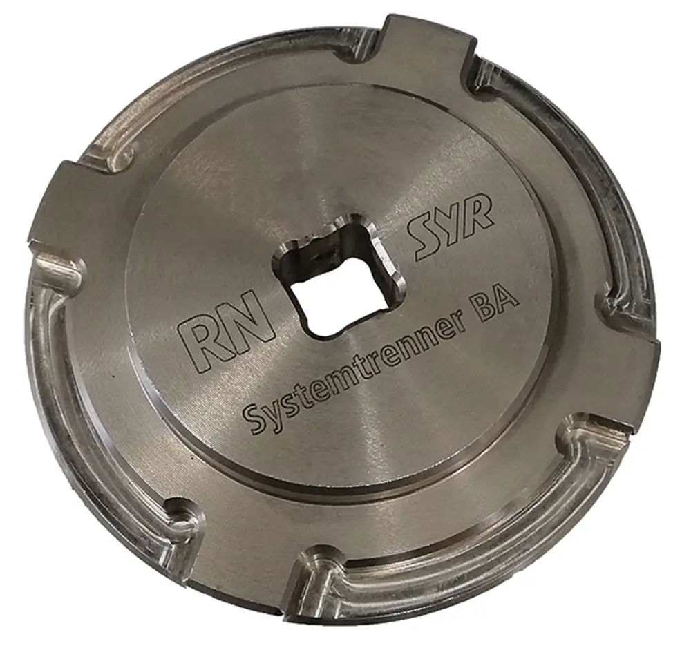 Montagewerkzeug von Syr, gefertigt aus Metall, mit einer quadratischen Öffnung in der Mitte und mehreren Einkerbungen am Rand für den Einsatz in Flanschsystemen.